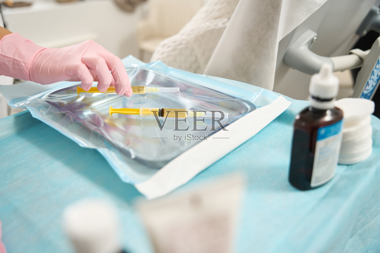 护士在诊所准备美容注射照片摄影图片