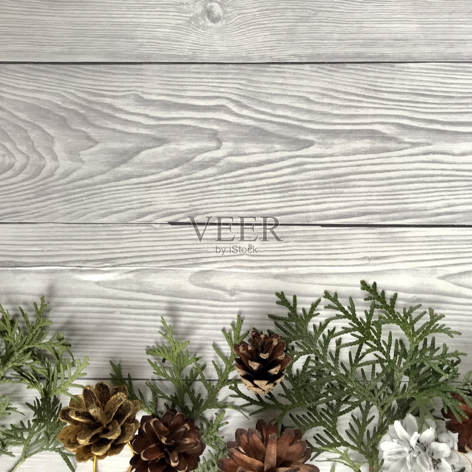 新年的背景来自个体物体、圆锥体和绿色的侧枝照片摄影图片