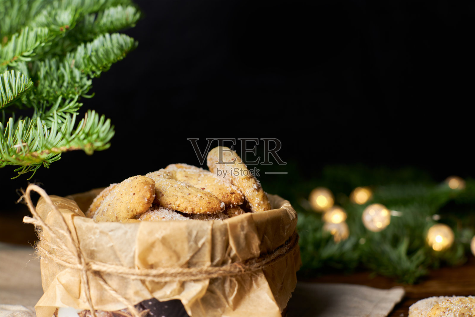 传统圣诞德国和澳大利亚香草新月形饼干包装在饼干盒。发短信的地方。假日烘焙概念照片摄影图片