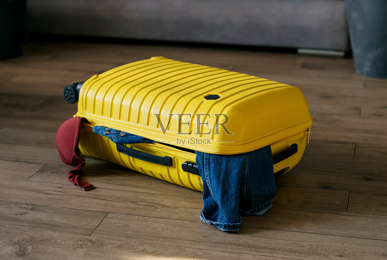 行李箱在路上。生活理念——流浪，环游世界照片摄影图片