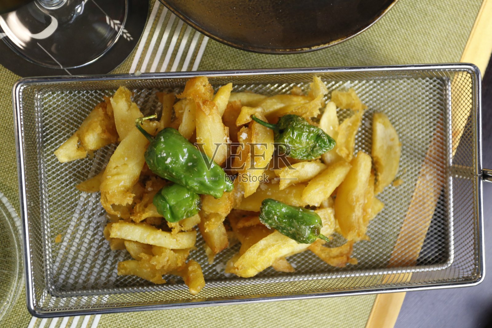 帕德隆辣椒，薯条。照片摄影图片