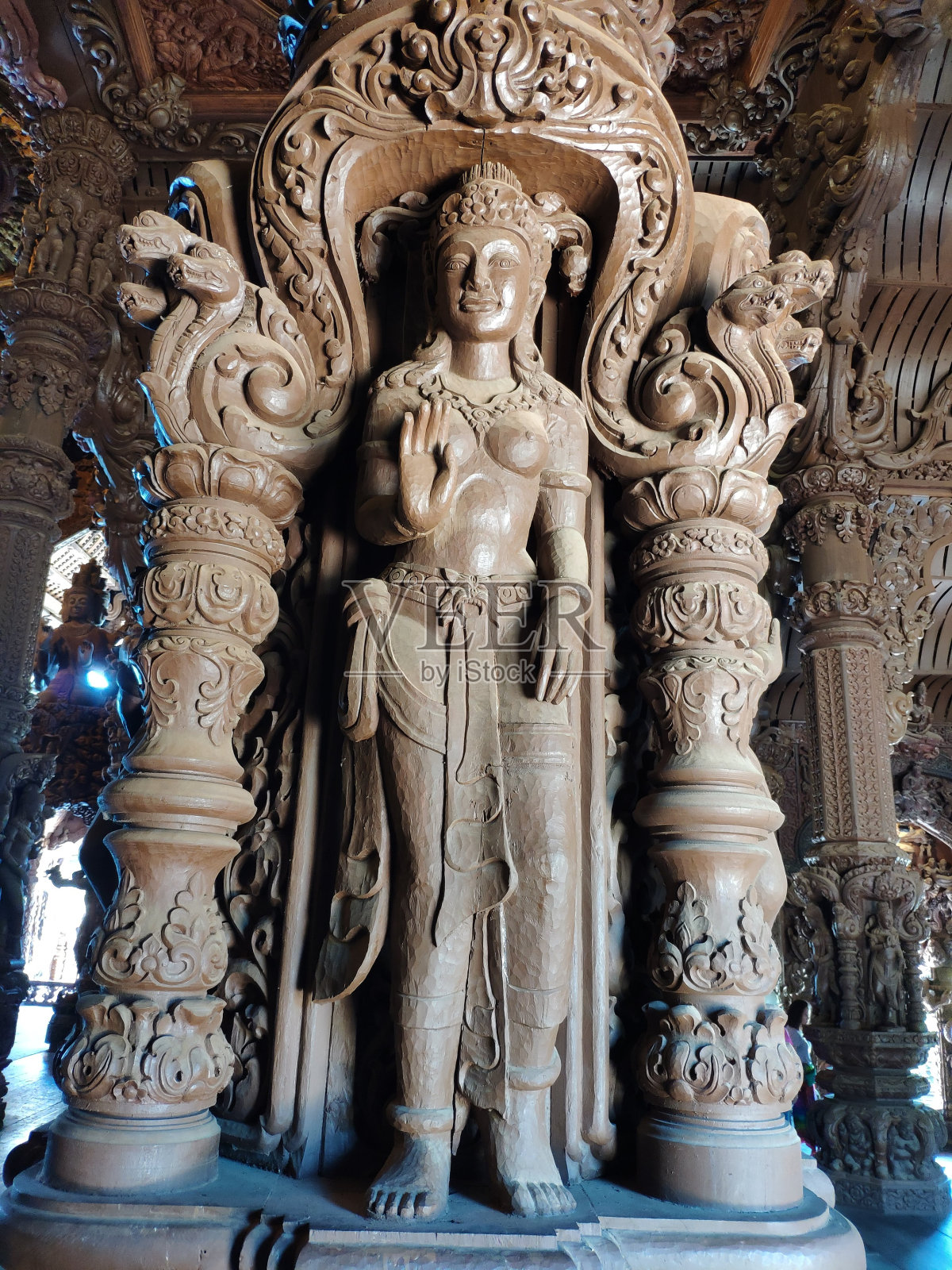 泰国真理圣所，一座混合了寺庙和城堡的木质建筑照片摄影图片