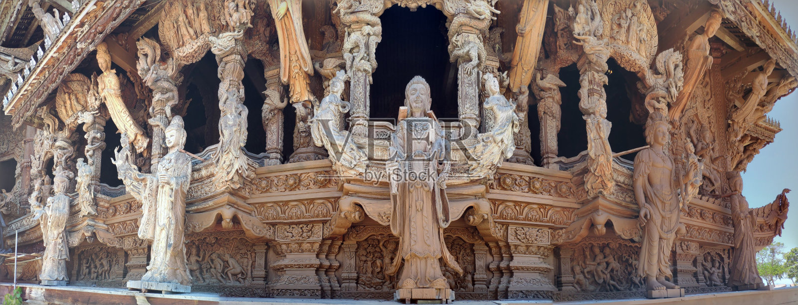 泰国真理圣所，一座混合了寺庙和城堡的木质建筑照片摄影图片