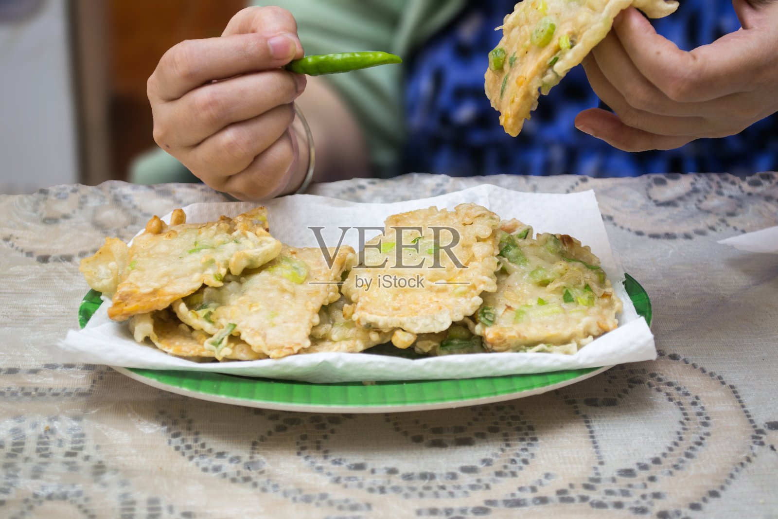 吃炸豆豉照片摄影图片