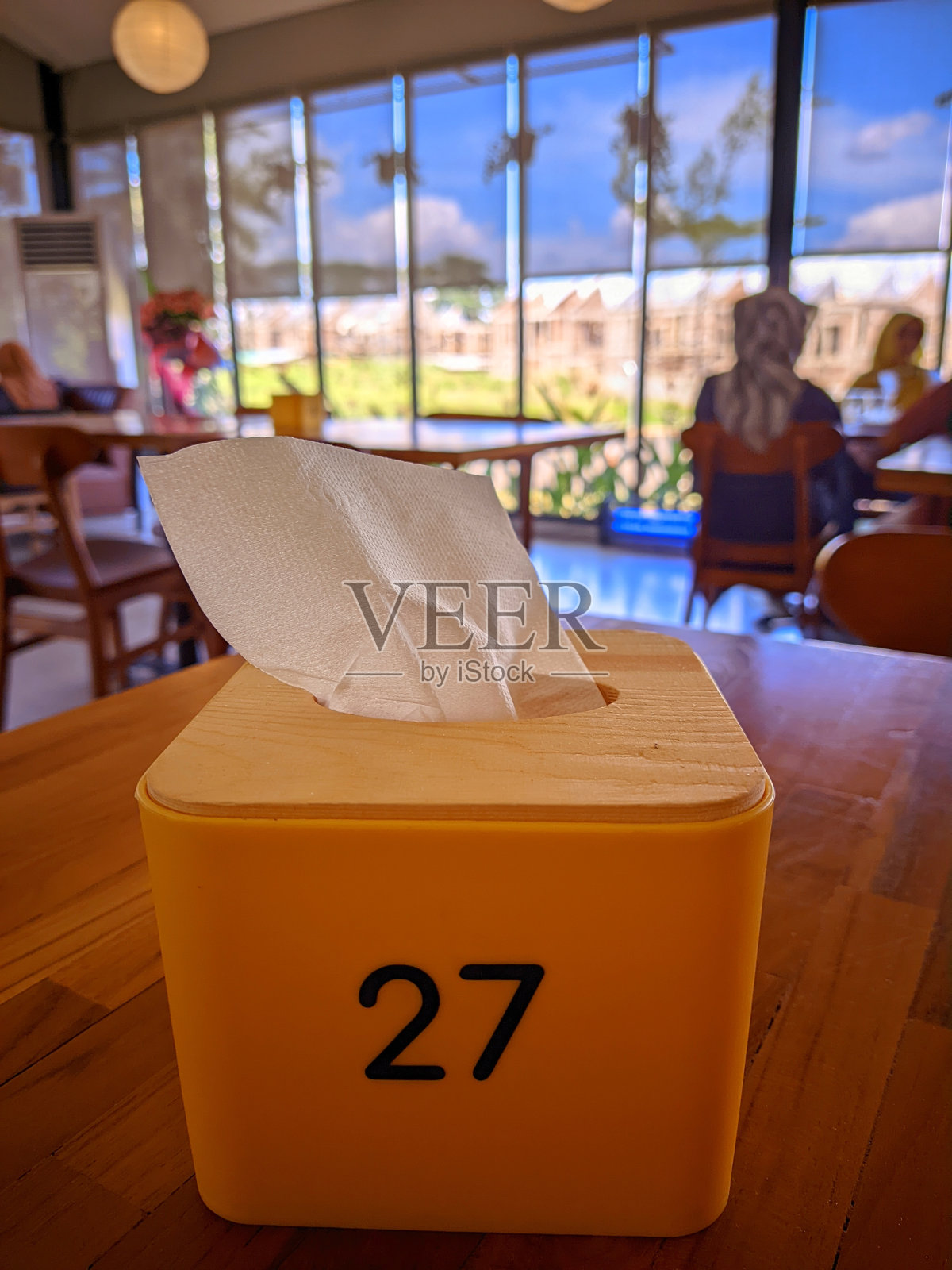 房间桌子上有纸巾盒照片摄影图片