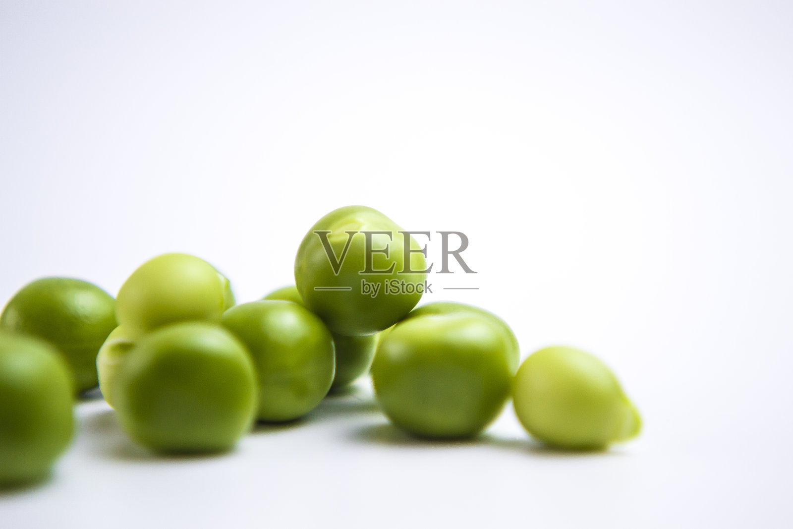 落下的绿色豌豆孤立在白色背景与修剪路径照片摄影图片