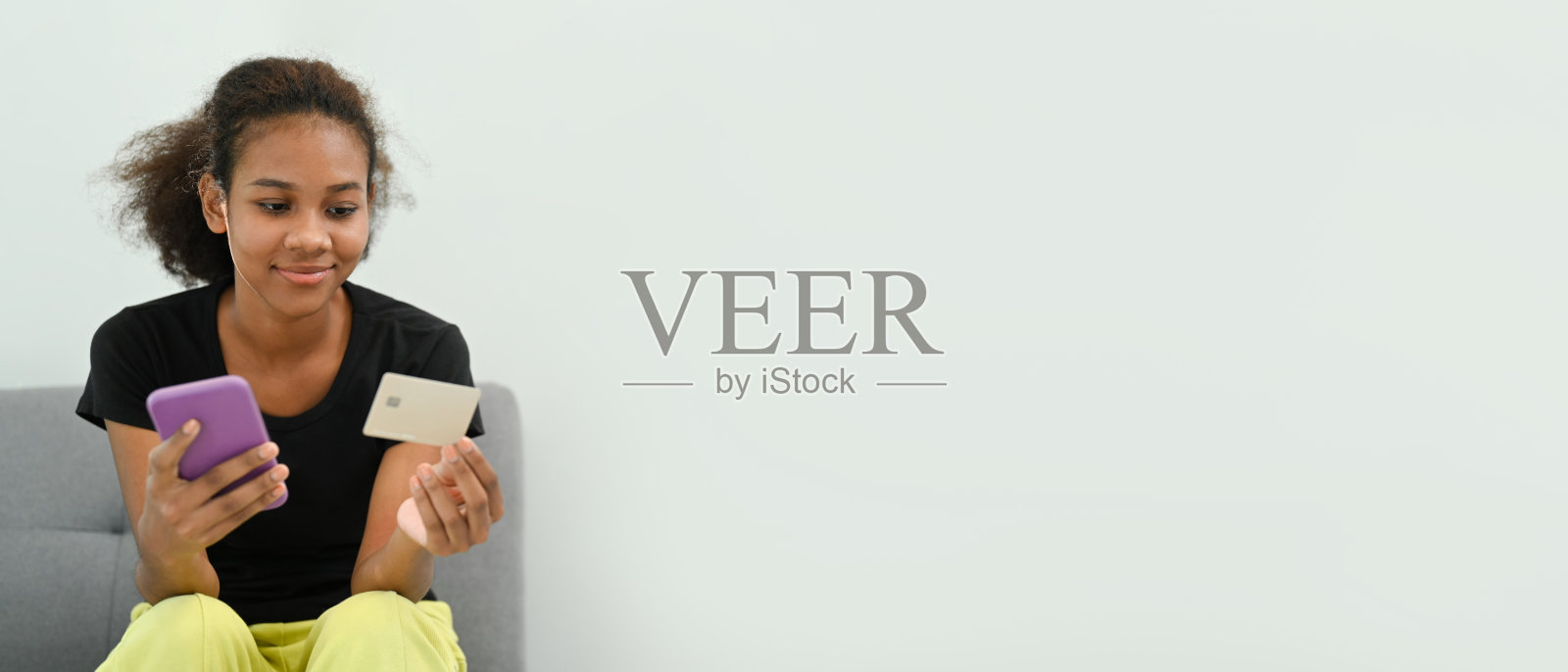 女子手持智能手机和信用卡的照片。全景图像与空复制空间。照片摄影图片