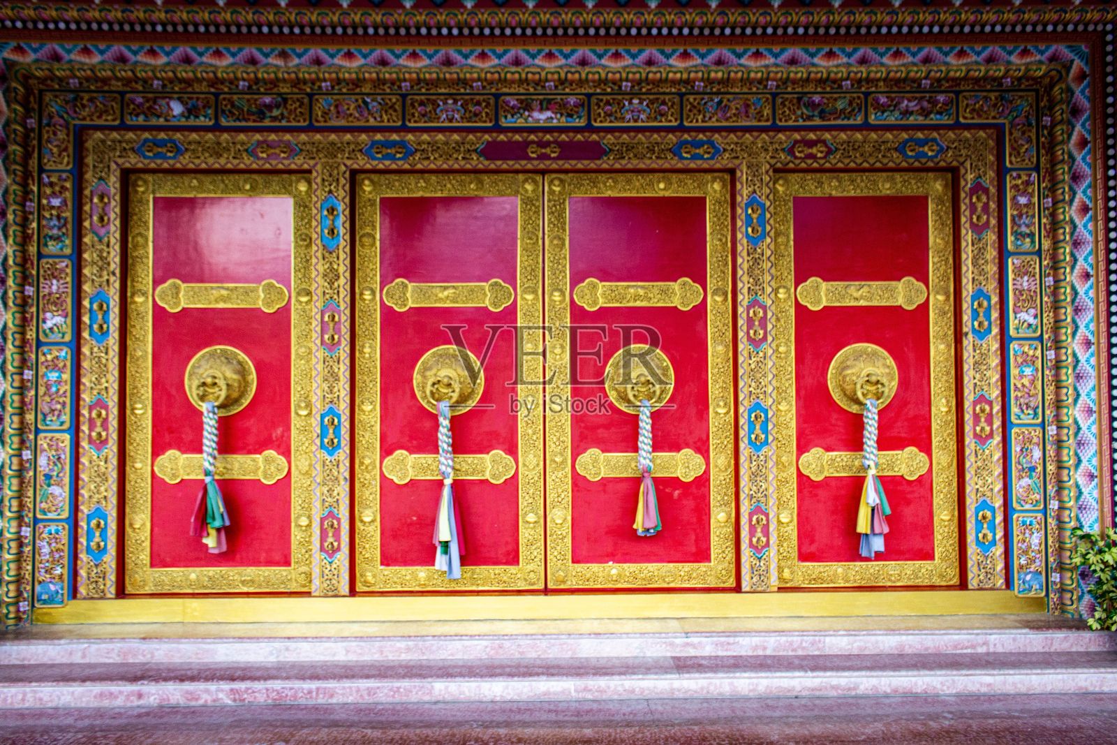 美丽的佛寺入口，金色的门把手照片摄影图片