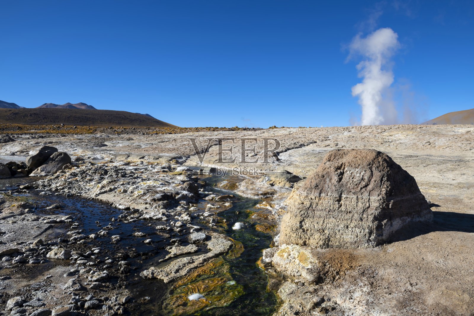 智利北部黎明时分的埃尔塔修间歇泉照片摄影图片