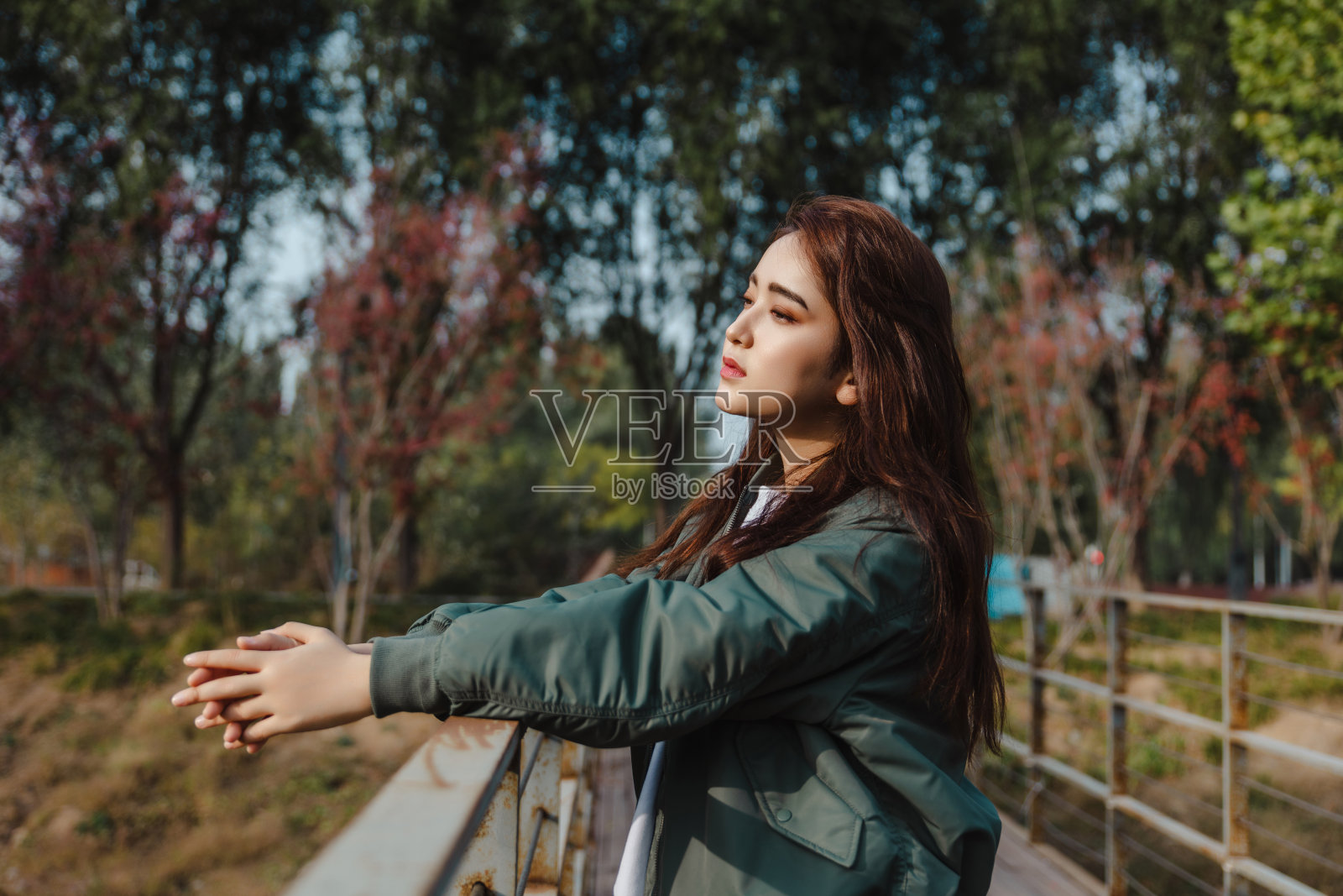 秋天的肖像，快乐的女孩在公园休息照片摄影图片