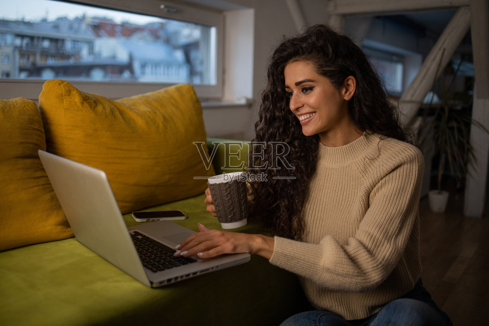 年轻时尚的女人在家里工作照片摄影图片