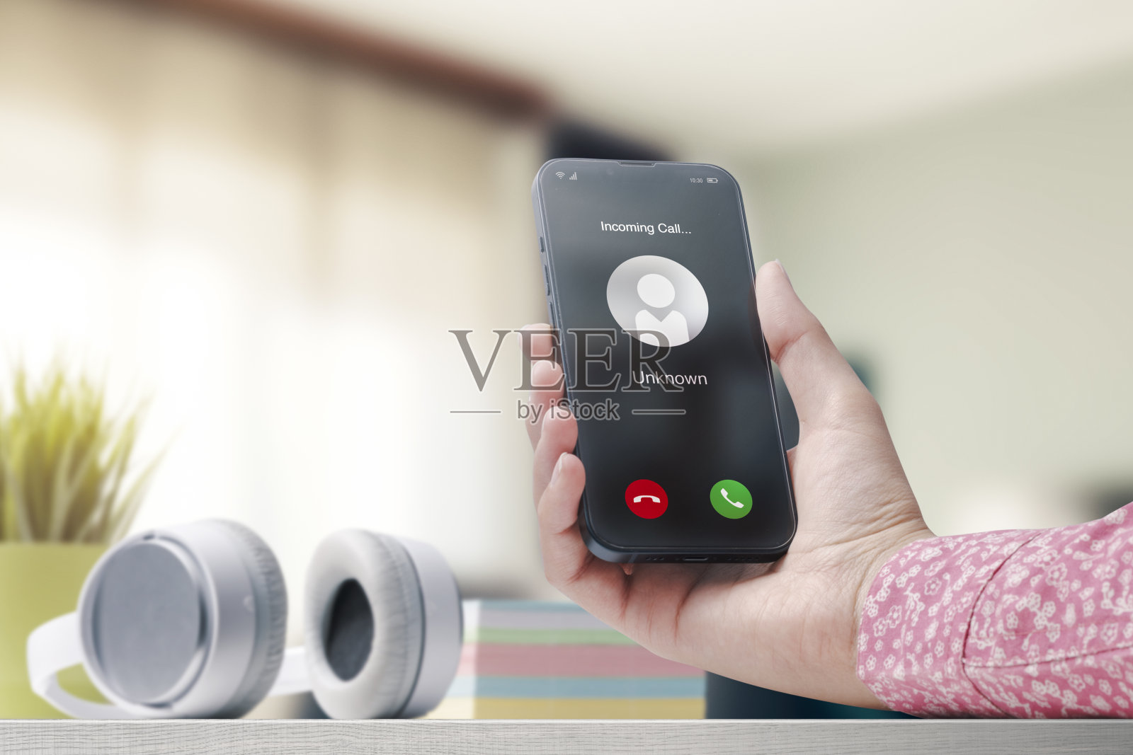 一名女子接到陌生用户的电话照片摄影图片