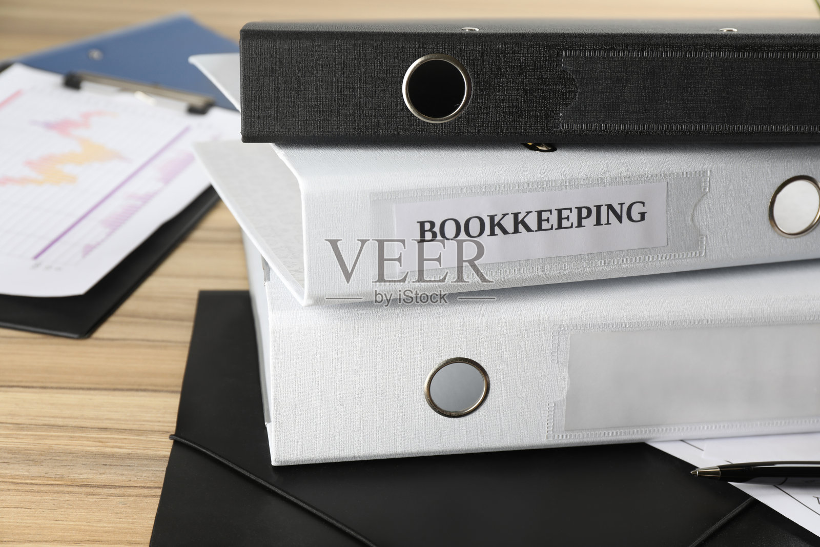 办公室办公桌上有一堆文件夹。簿记员的工作场所照片摄影图片