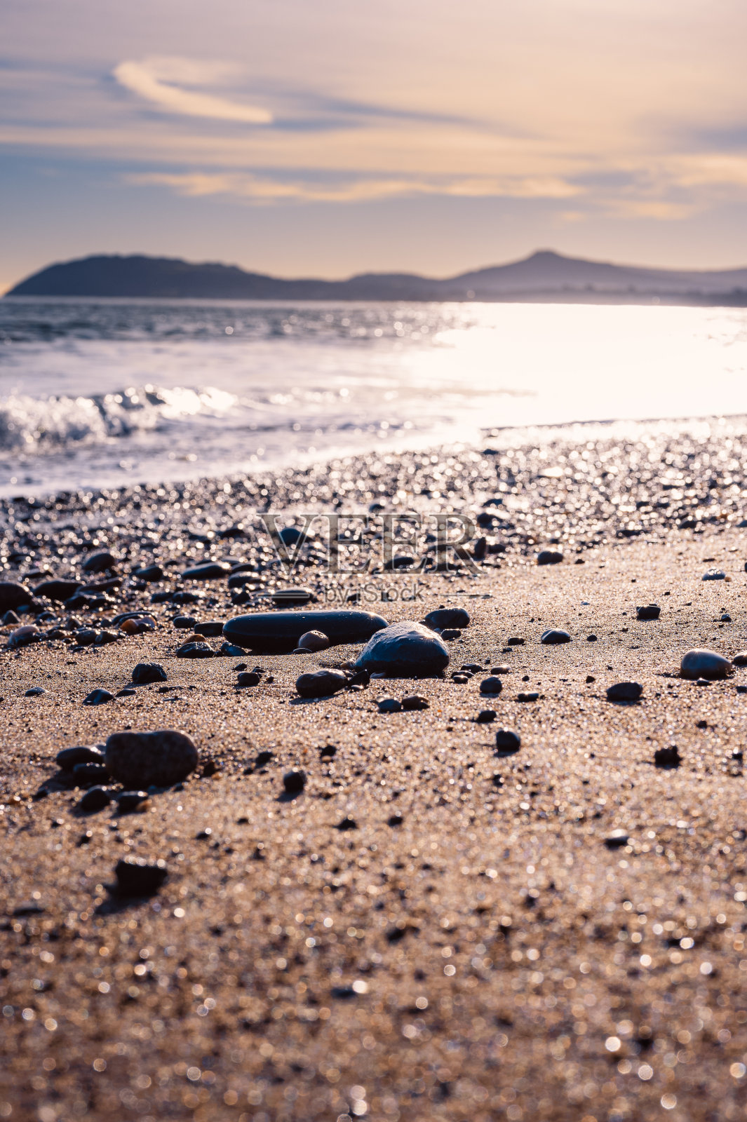 基里尼海滩上的岩石照片摄影图片