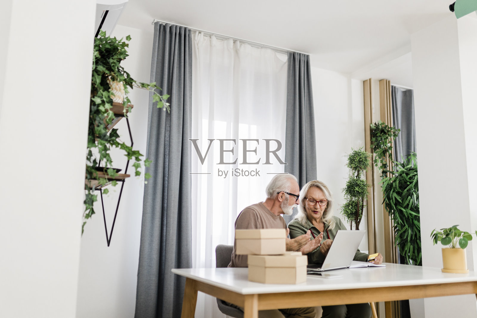 老夫妻在家购物照片摄影图片