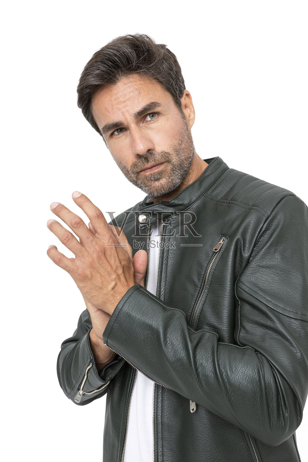 英俊的中年西班牙短粗胡须男子在白色工作室。照片摄影图片