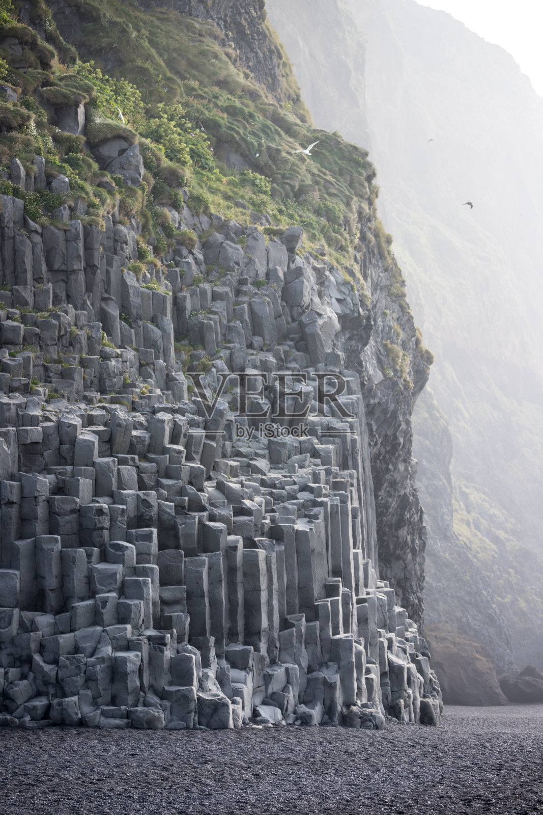 垂直拍摄悬崖上不同大小的美丽纹理石头照片摄影图片