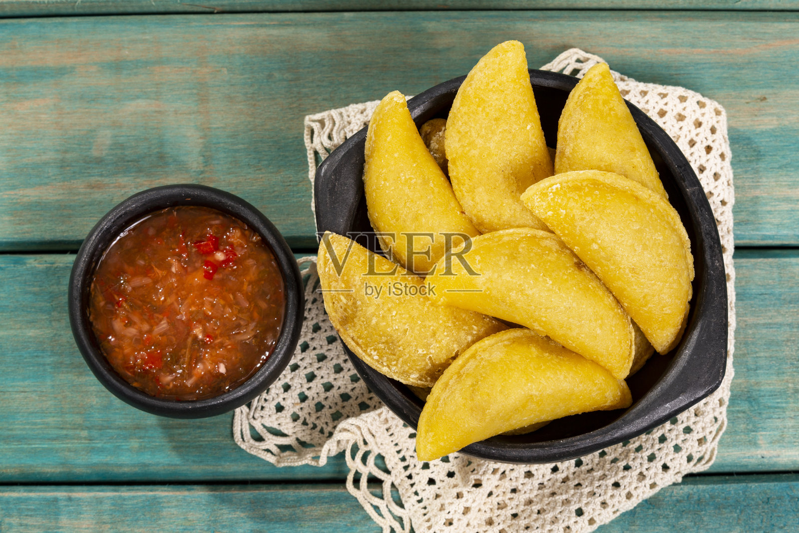 哥伦比亚肉馅卷饼与辣酱在木制背景。照片摄影图片
