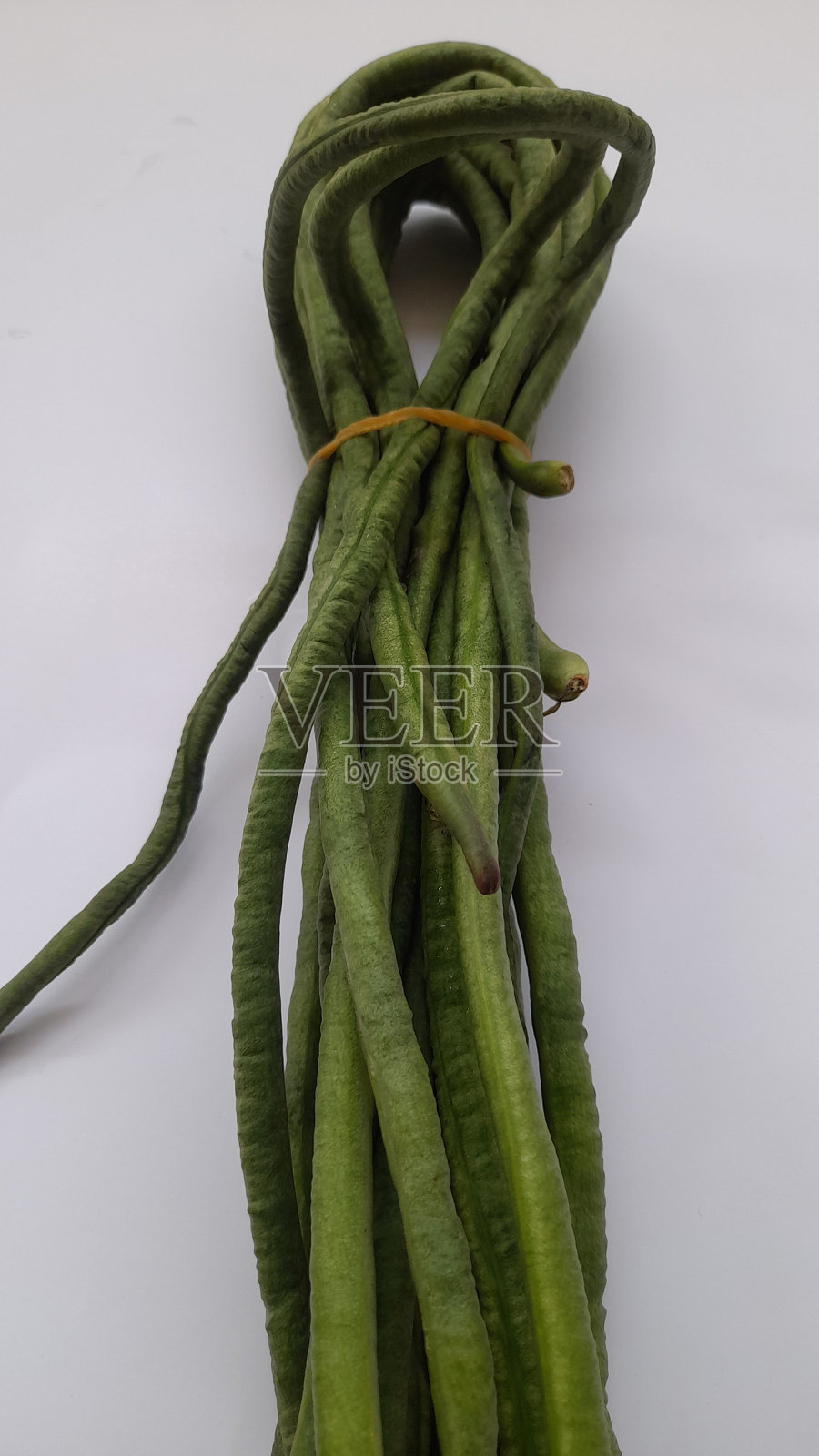 白色背景的生长豆(豇豆，sesquipeddalis)蔬菜。照片摄影图片