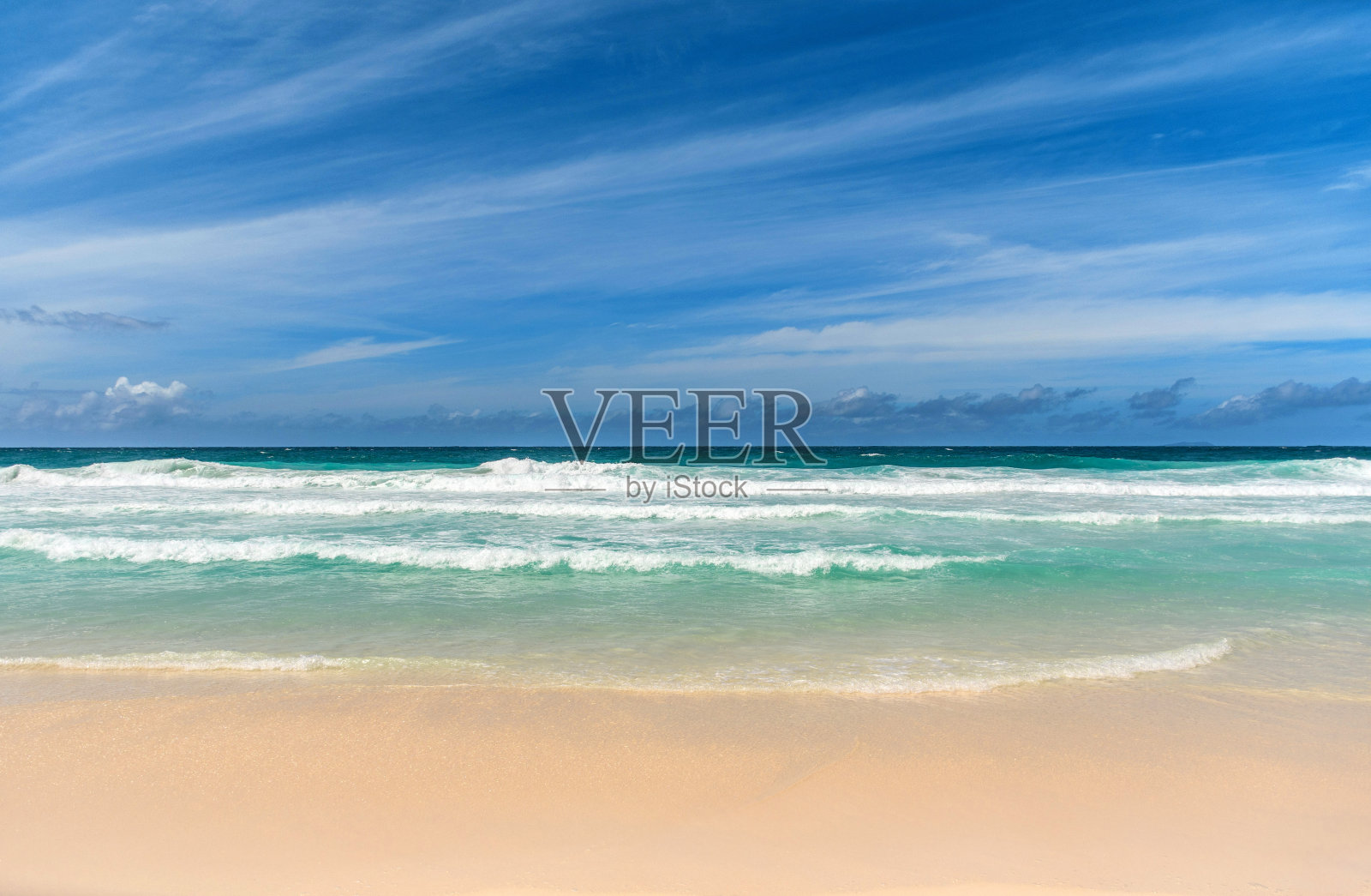 空旷的热带沙滩和蓝绿色的海洋照片摄影图片