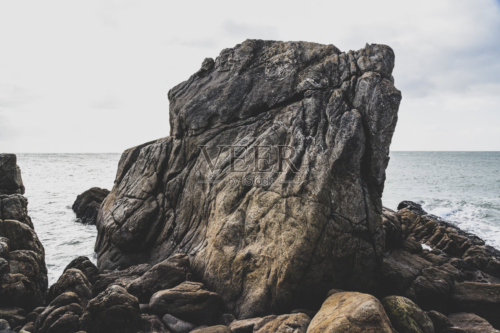 法国美丽而狂野的岩石海岸，复古的复古色调，法国海岸线的复古景观。照片摄影图片