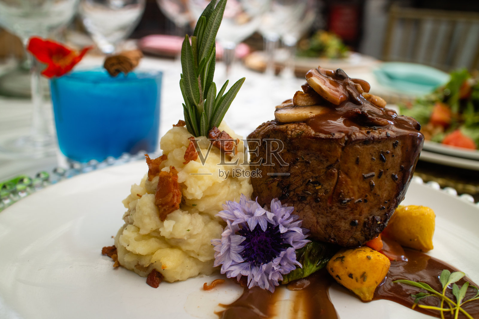 摆上蔬菜、沙拉和饮料。餐桌上摆满了喜庆的食物。优雅的庆祝晚宴照片摄影图片