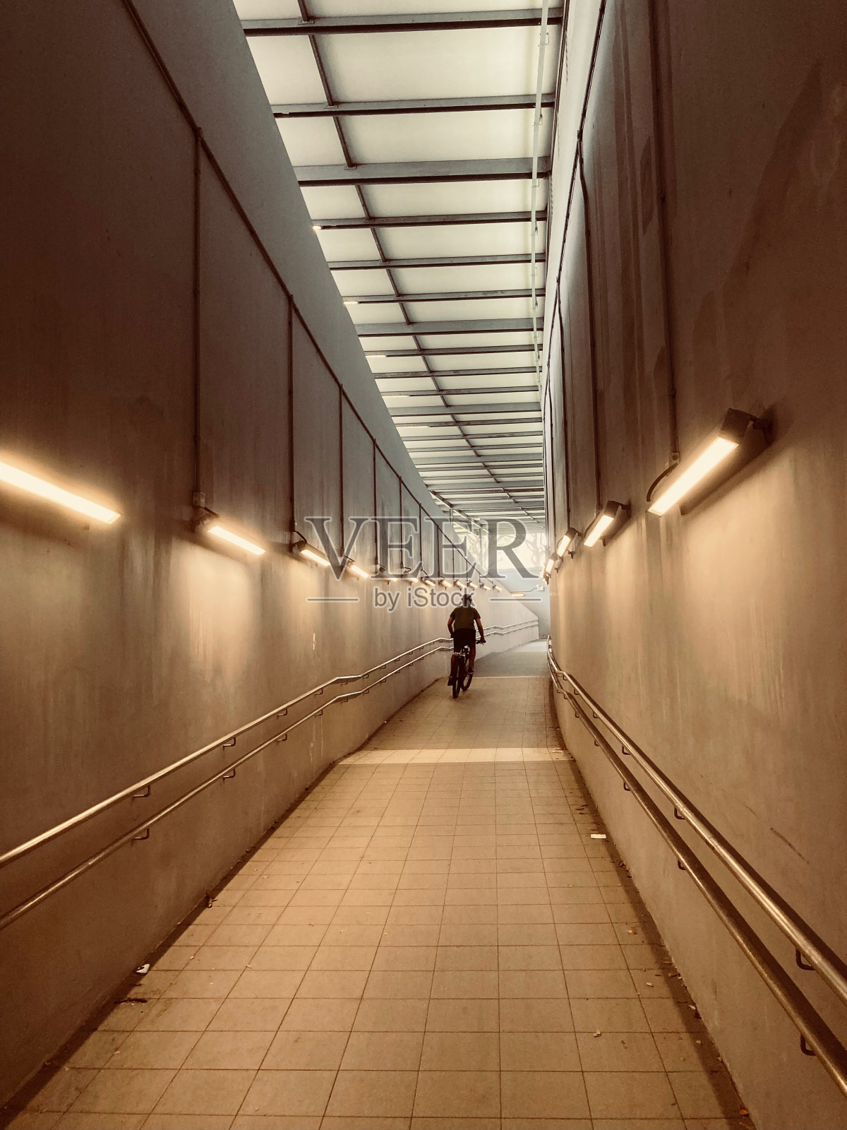 在地下斜坡骑车的人照片摄影图片