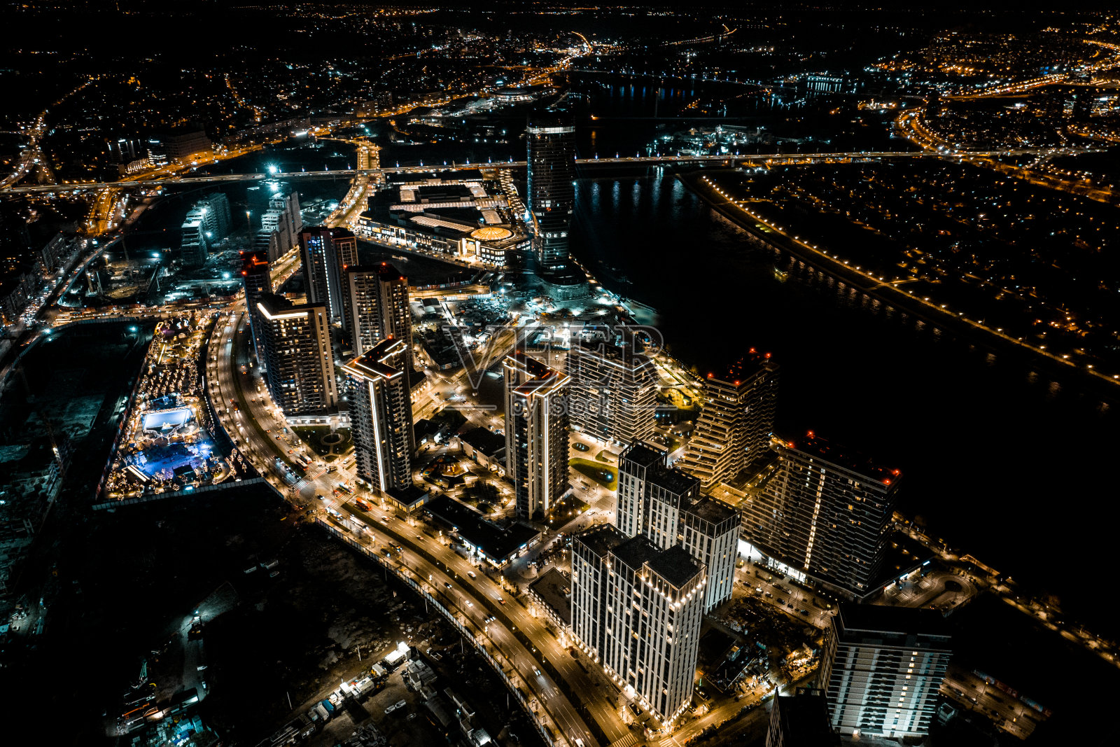 从无人机的视角看河边的贝尔格莱德照片摄影图片