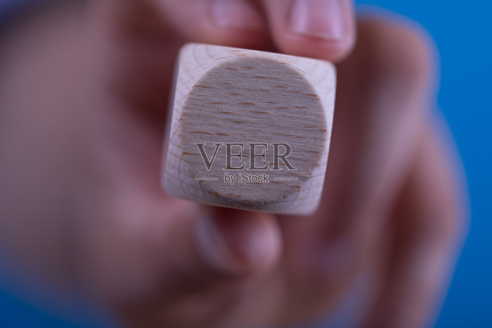 一只手拿着一个空白的木立方体的特写镜头照片摄影图片