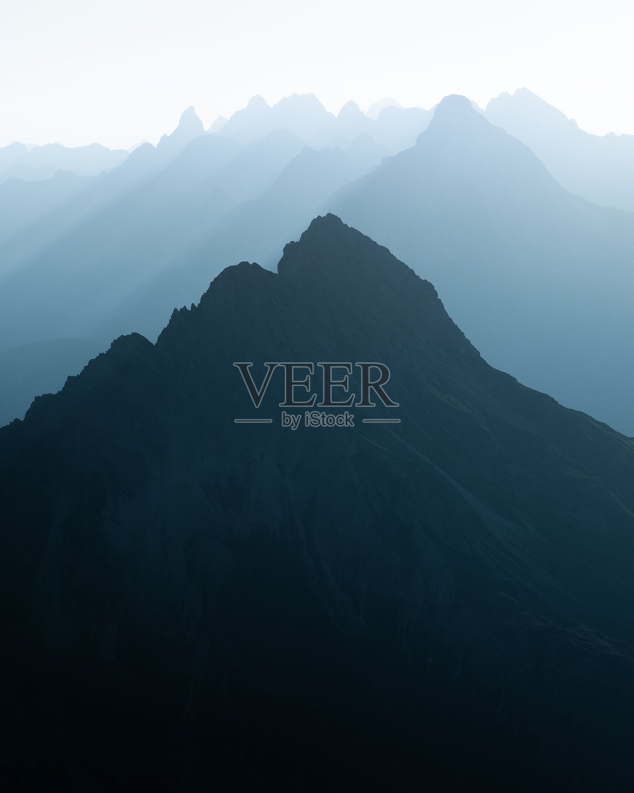 在白天拍摄的蓝色迷雾山脉的美丽插图照片摄影图片