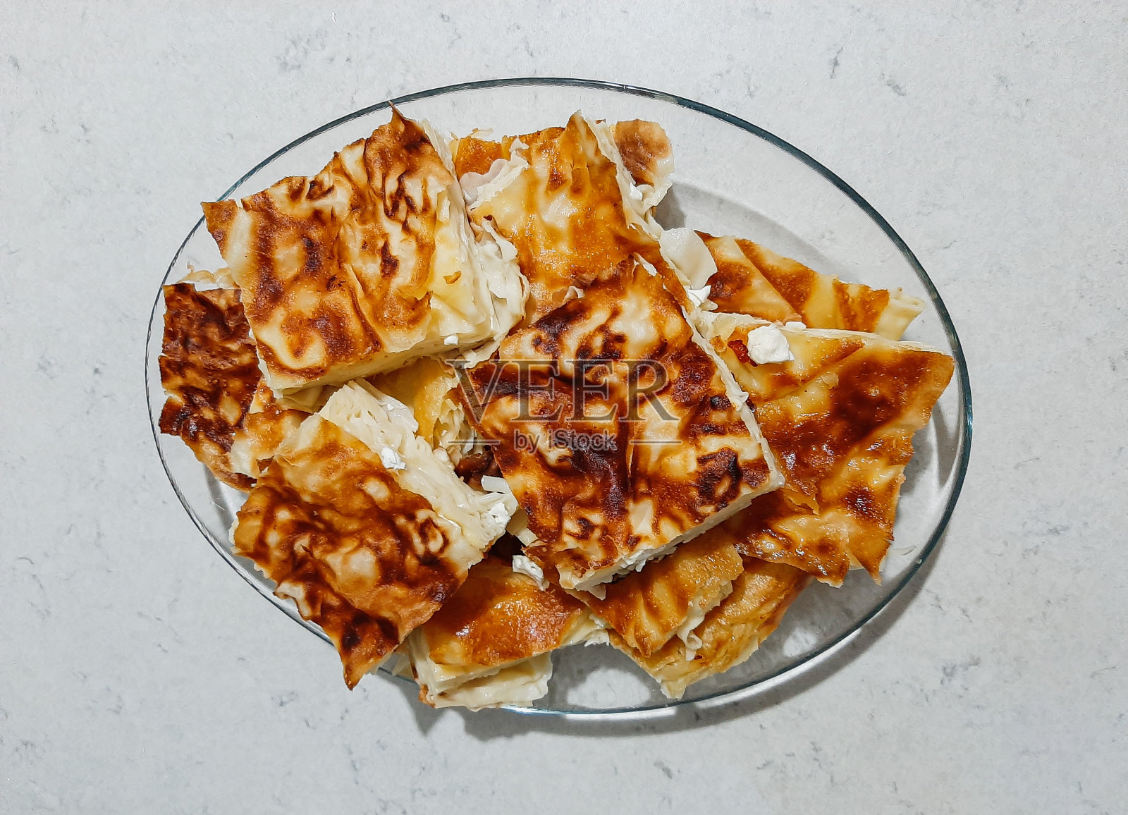 传统土耳其糕点奶酪水饼suboregi土耳其肉饼切片burek在托盘上给酥皮