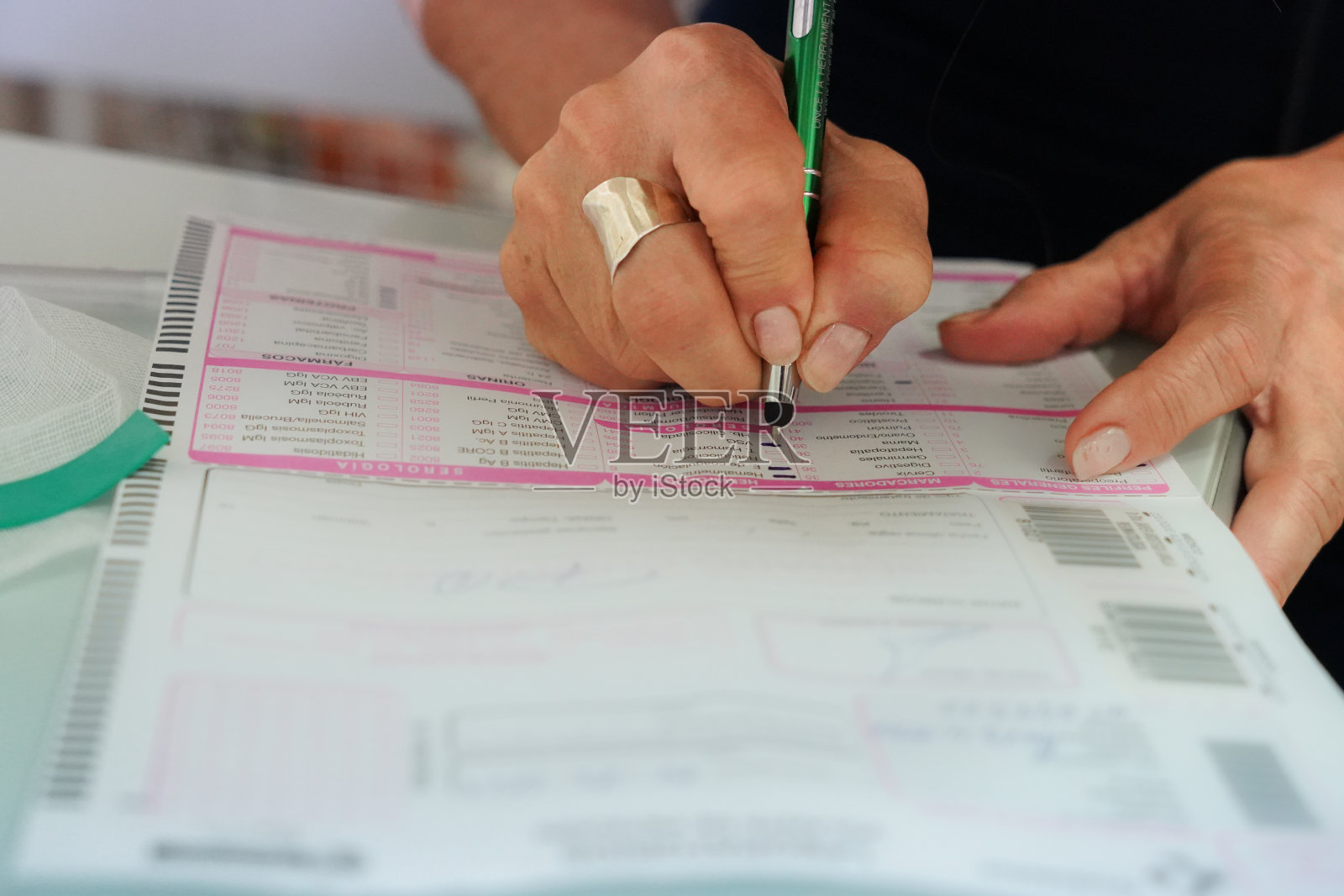 不认识的护士在用复印空间填写健康测试。医院保健照片摄影图片