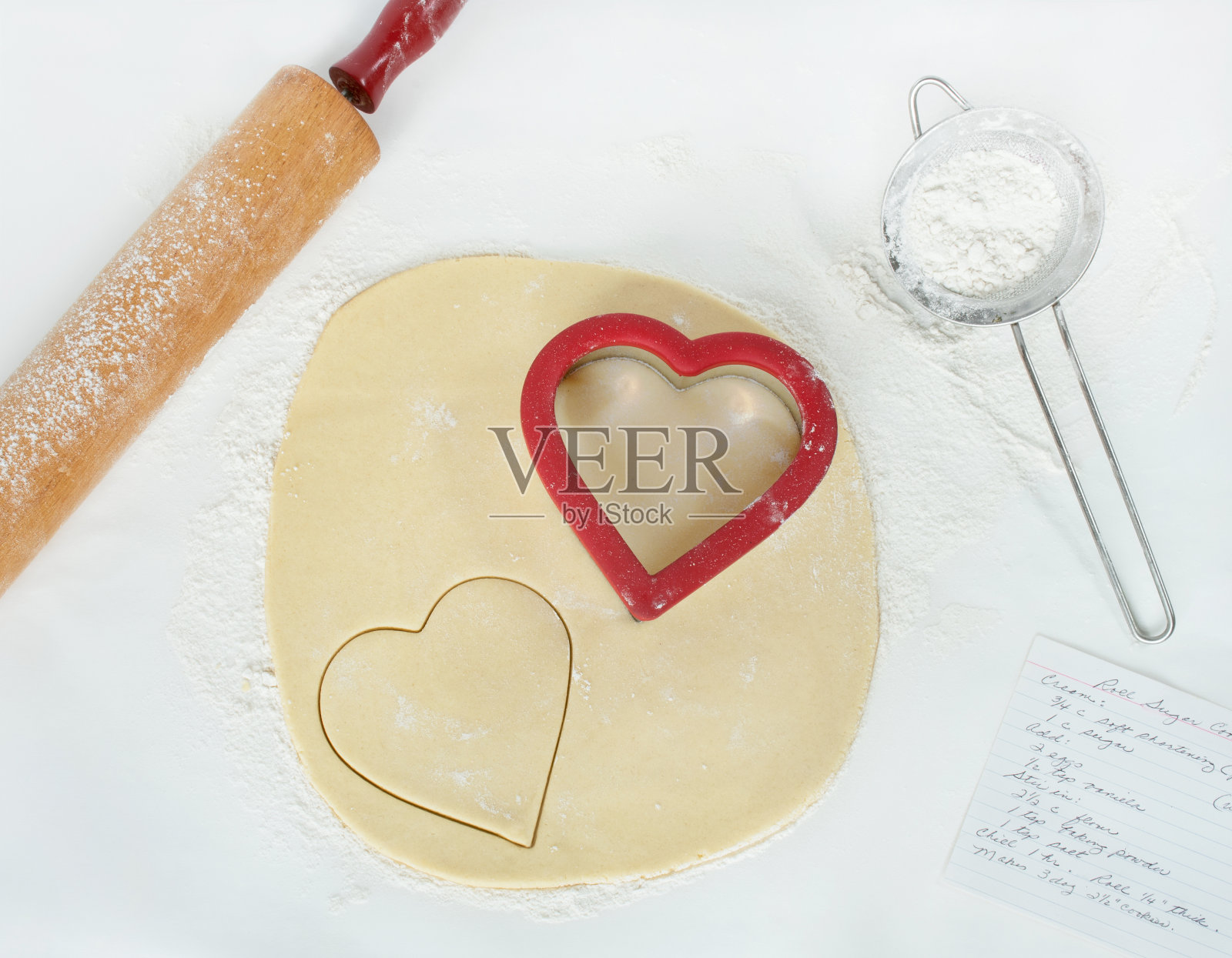 在面粉表面制作心形糖饼干照片摄影图片