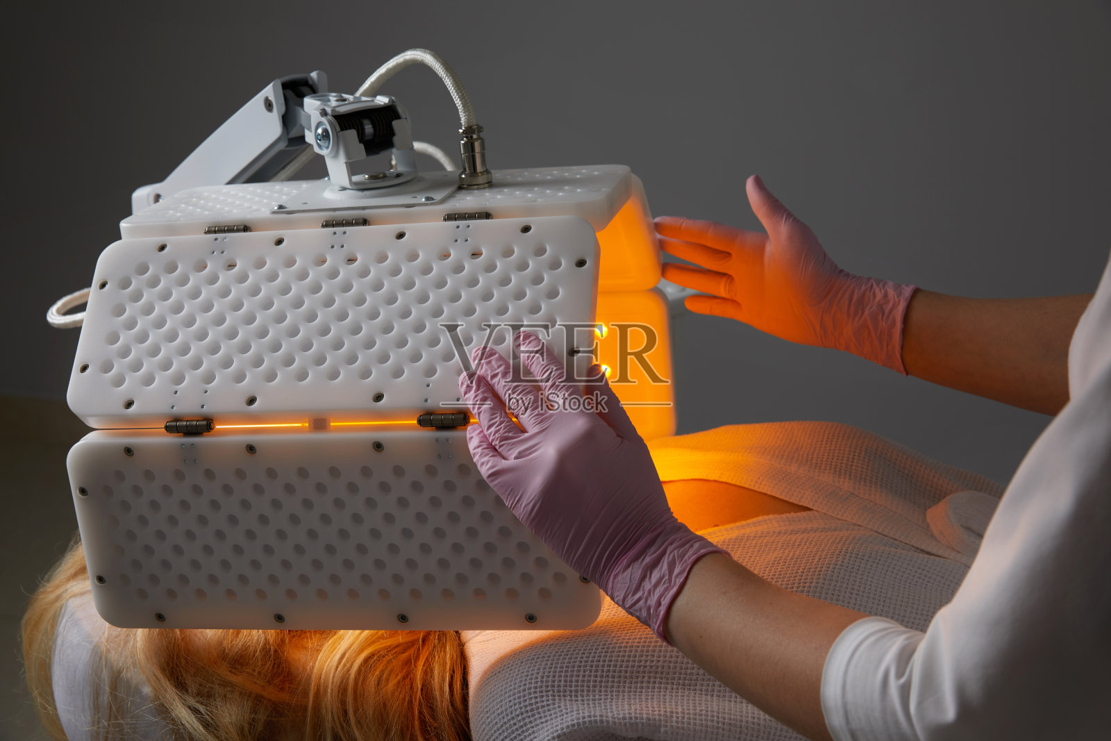 年轻女子在美容院进行光动力疗法照片摄影图片