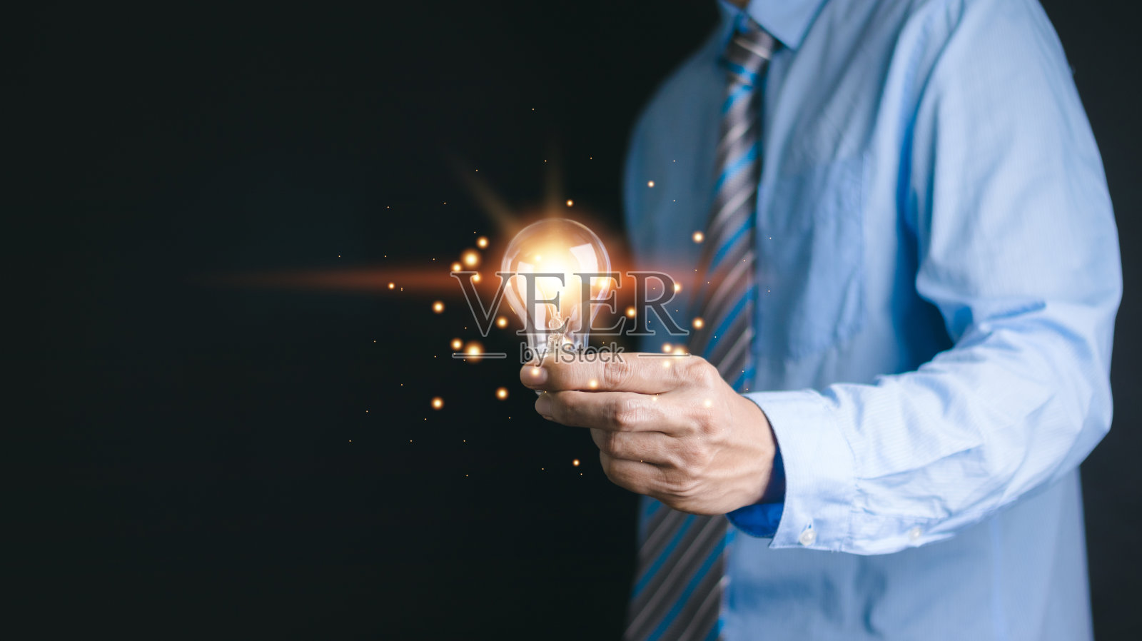 商人手握灯泡与金融文件和工具，新概念的商业和金融。照片摄影图片