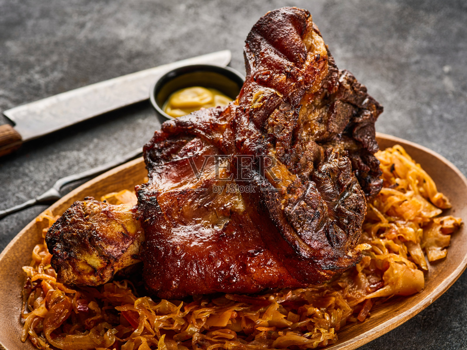 烤冰豆酱配炖白菜。烟熏猪腿，猪膝配酸菜。照片摄影图片