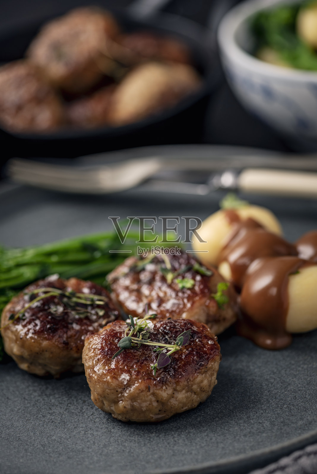 传统的丹麦肉丸配土豆和西兰花。照片摄影图片