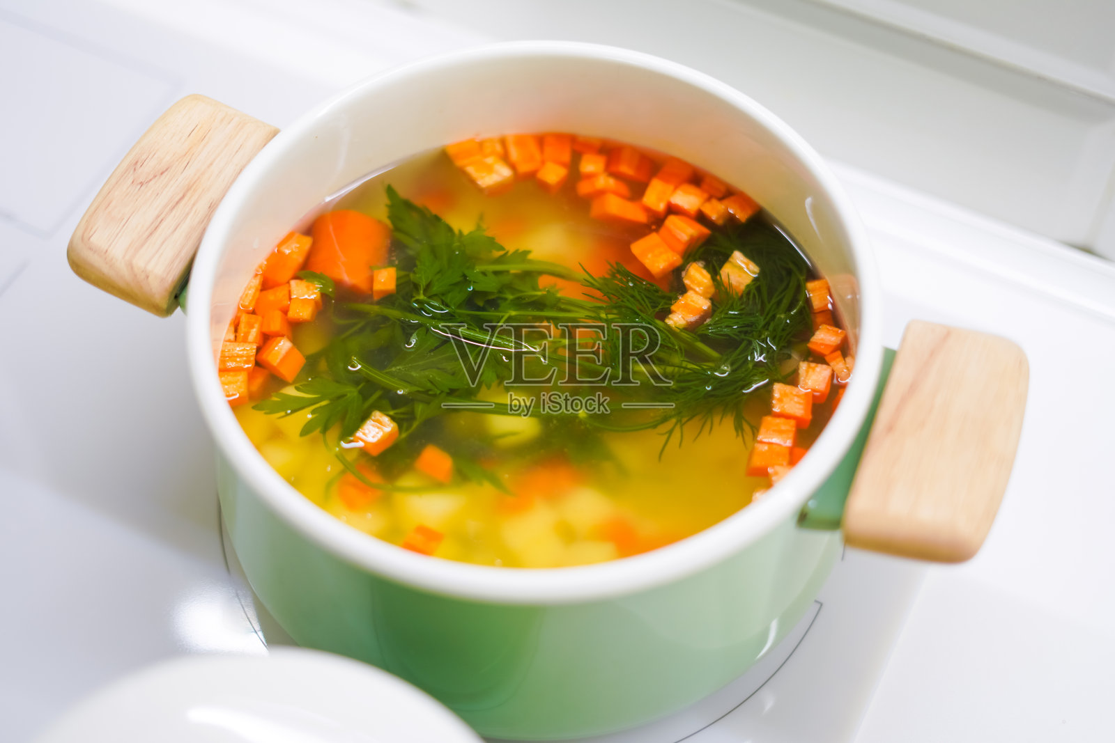 锅里放水和蔬菜，煲汤的过程照片摄影图片