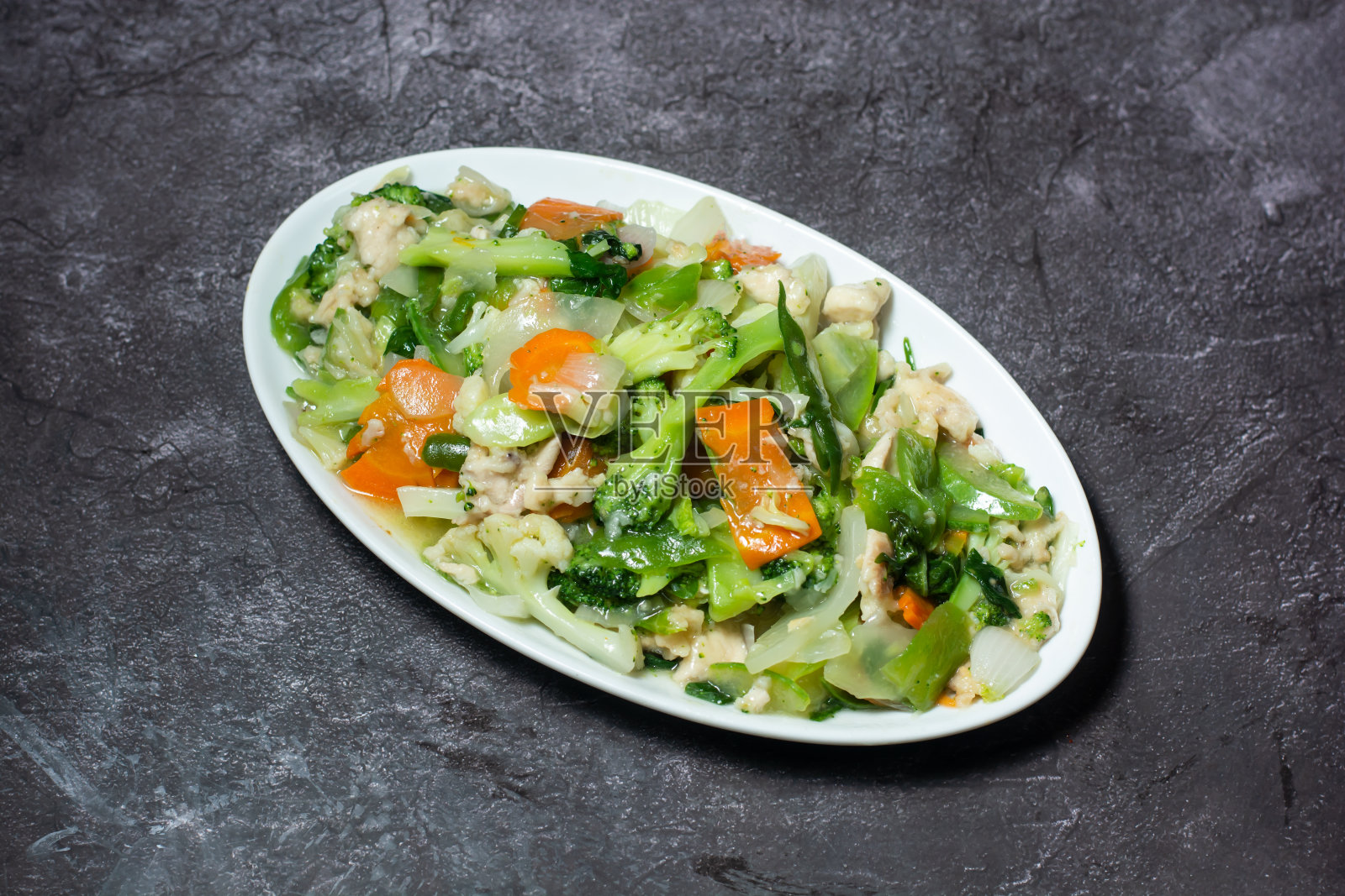 在印度和孟加拉国食物的灰色背景顶部视图隔离的菜鸡肉蔬菜照片摄影图片