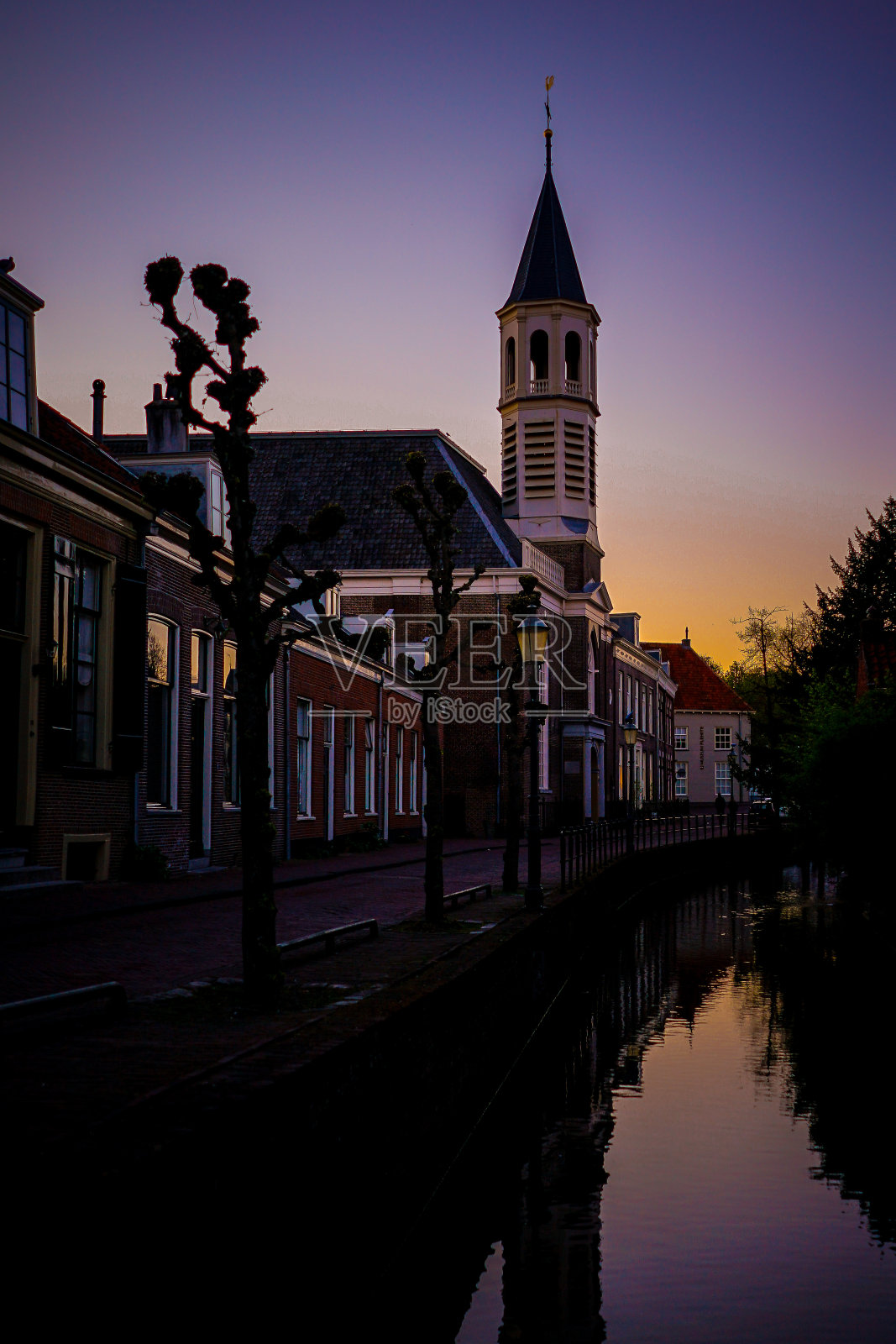 傍晚空无一人的街道的垂直镜头。阿默斯福特,荷兰。照片摄影图片