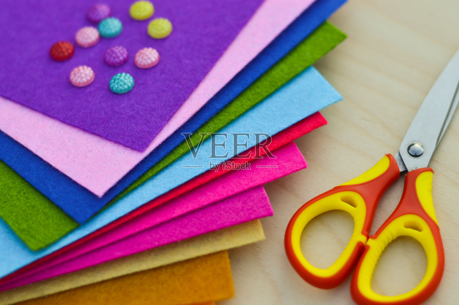 爱好和丰富多彩的毛毡工艺品。工作空间的观点。用毛毡、剪刀、线和针线活用的床单和工艺品。照片摄影图片