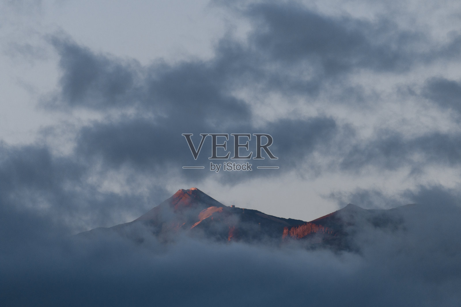 云雾缭绕的美丽山景照片摄影图片