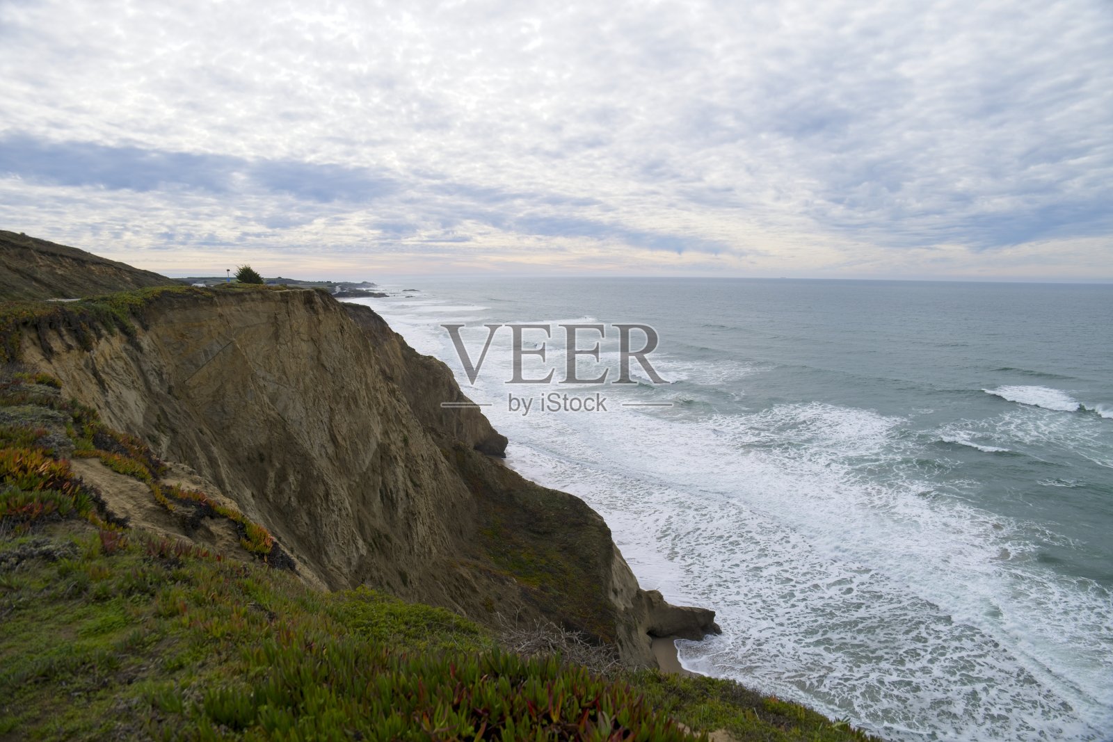 在阳光明媚的日子里，海边悬崖的美丽景色照片摄影图片