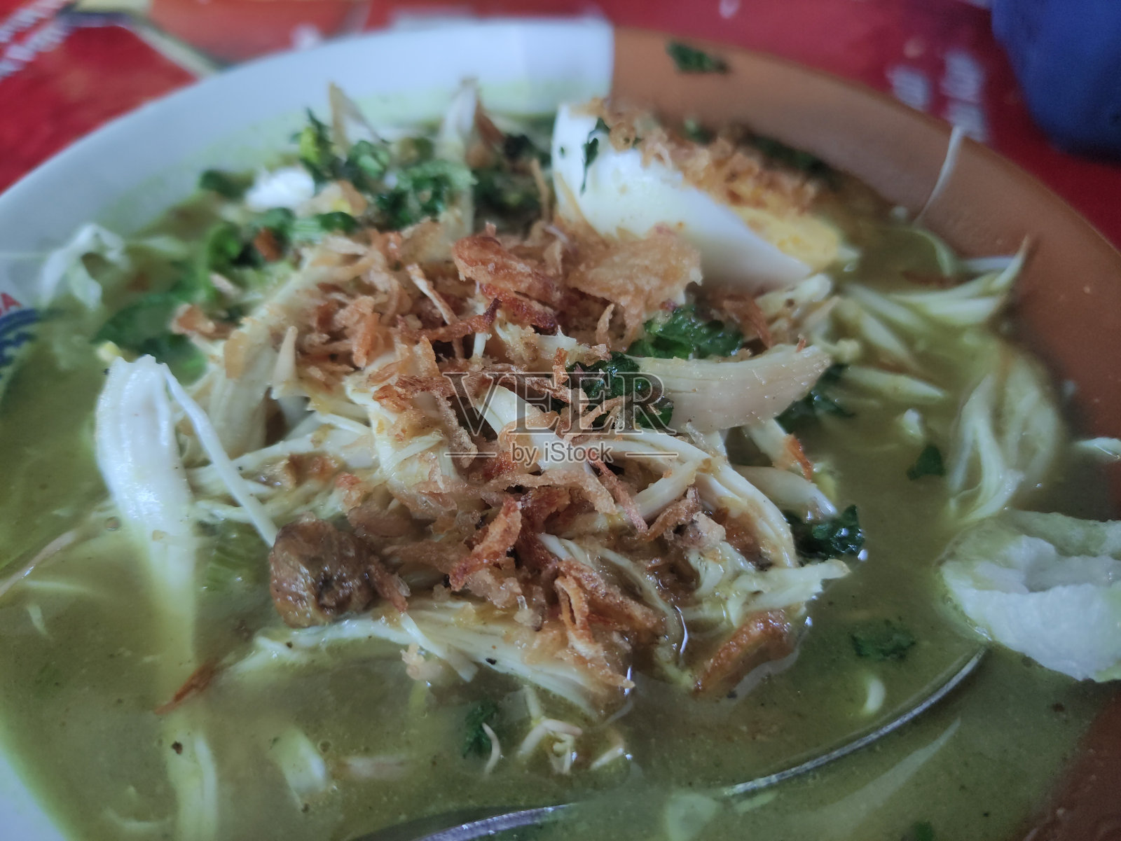 Soto Ayam，一道美味的传统印尼鸡汤照片摄影图片