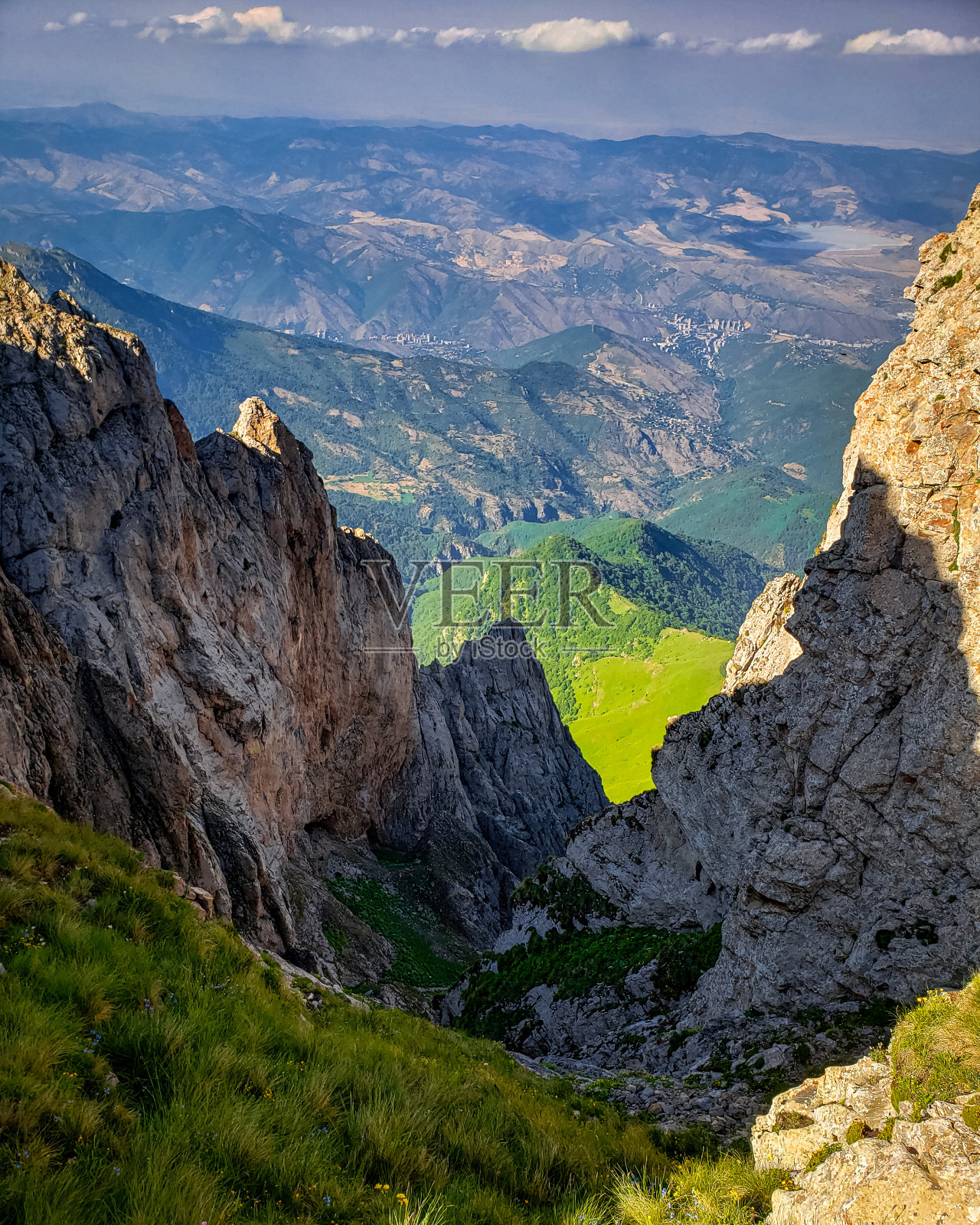 在有岩石山脉和高悬崖的风景区徒步旅行时拍摄的垂直照片照片摄影图片
