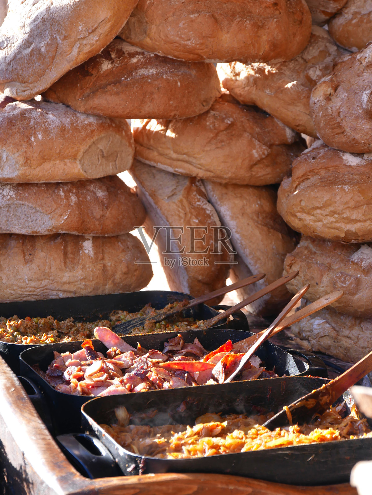 波兰克拉科夫一个圣诞市场摊位上的波兰街头小吃。照片摄影图片