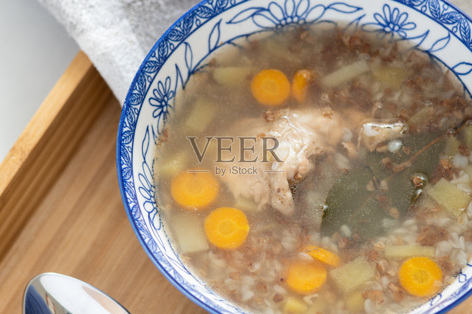 荞麦汤，蔬菜和肉照片摄影图片