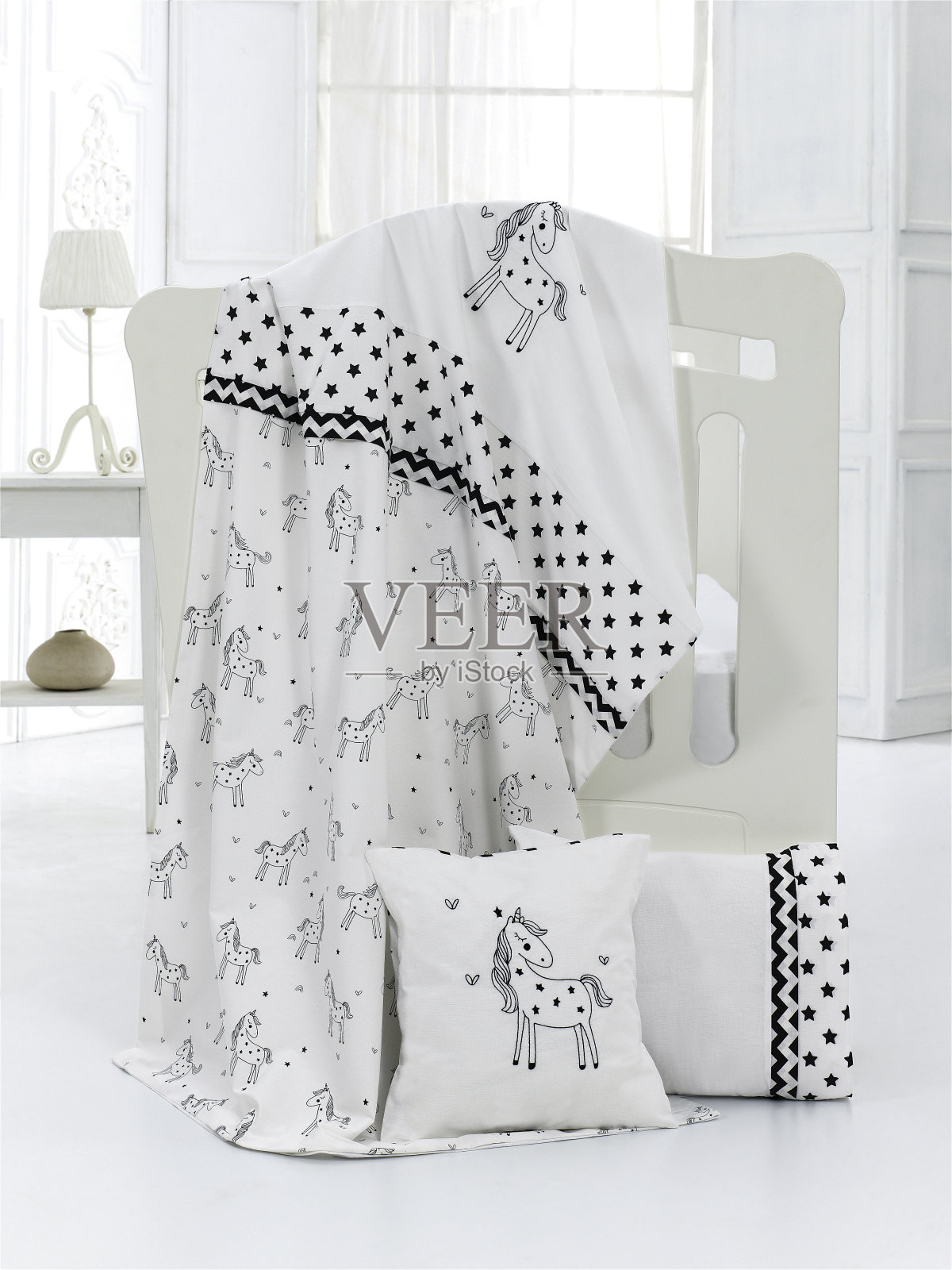 枕头和玩具在白色的木制毯子在明亮的苗圃照片摄影图片