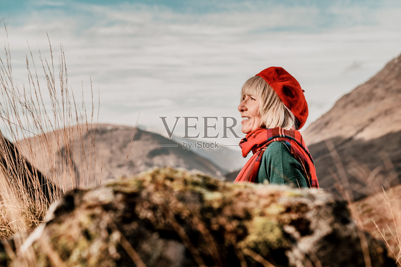 在苏格兰格伦科，穿着传统服装的女人照片摄影图片