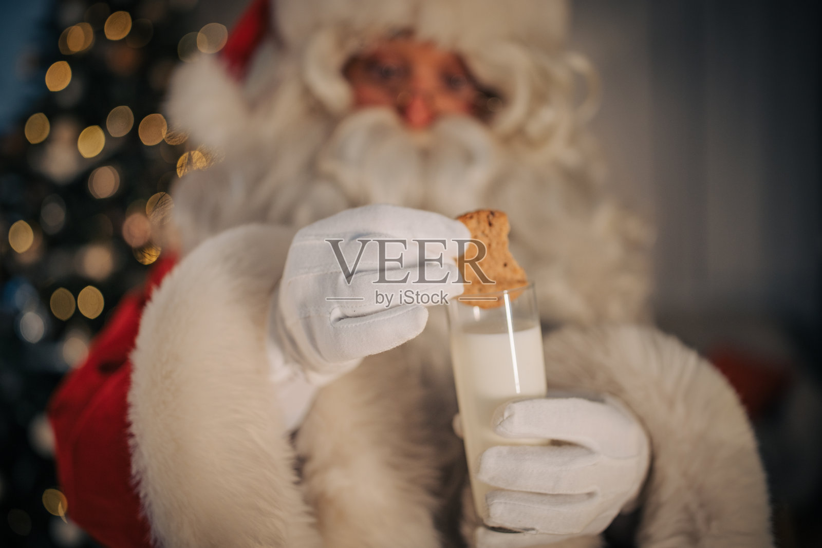 圣诞老人吃饼干照片摄影图片